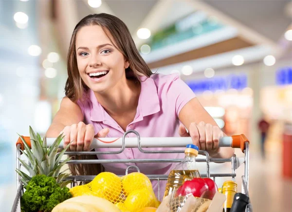 Fiatal nő, bevásárlóközpont, élelmiszerbolt — Stock Fotó