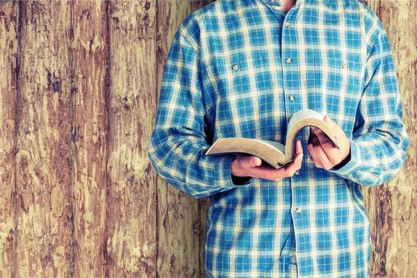 Человек читает Библию — стоковое фото