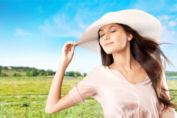 Frau mit Hut bei windigem Tag — Stockfoto