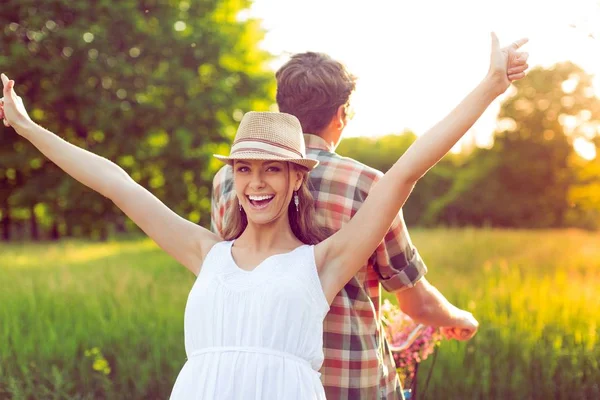 Happu pareja al aire libre — Foto de Stock