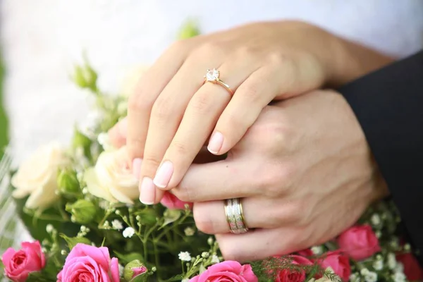 Manos con anillos de pareja de boda — Foto de Stock