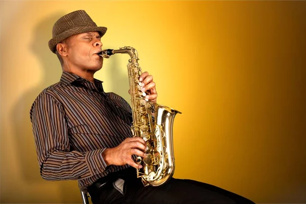 Muž hrající na saxofon — Stock fotografie