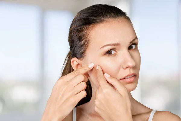 Mujer atractiva tocándose la cara — Foto de Stock