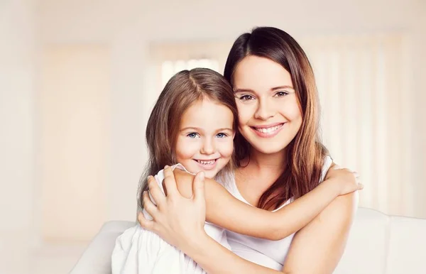 Mãe e filha abraçando — Fotografia de Stock