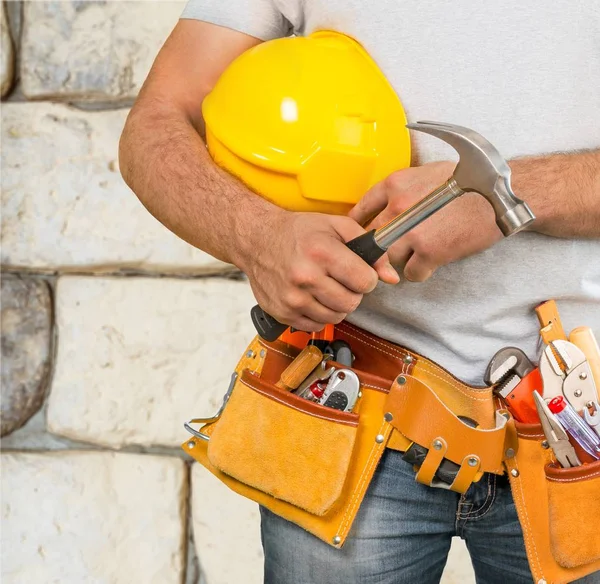 Trabajador masculino con cinturón de herramientas — Foto de Stock