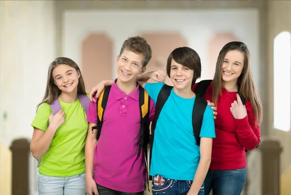 Niños de escuela amigables con mochilas —  Fotos de Stock