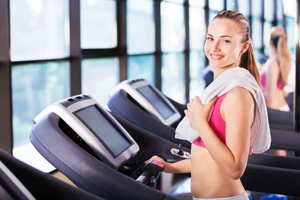 Junge Frau joggt im Fitnessstudio — Stockfoto