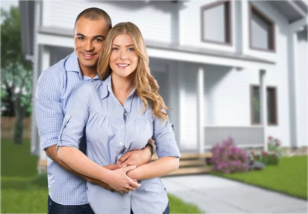 Joven pareja por casa — Foto de Stock