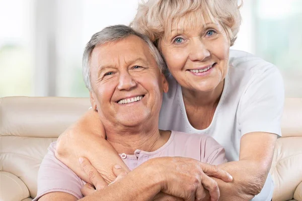 Bejaarde echtpaar knuffelen — Stockfoto