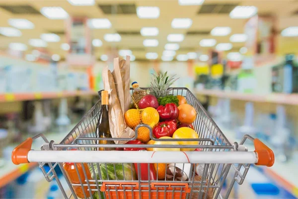 Einkaufswagen voller Lebensmittel — Stockfoto