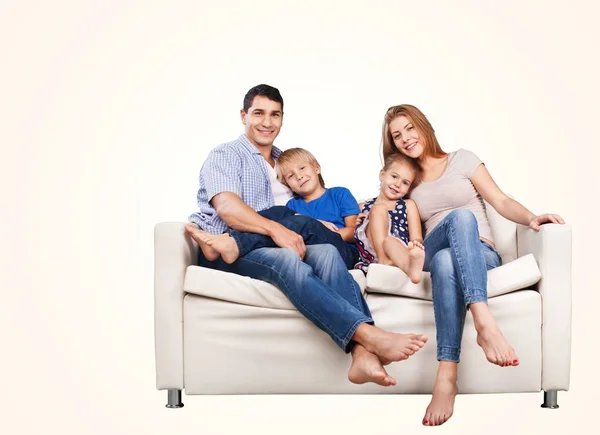 Lächelnde Familie am Sofa — Stockfoto