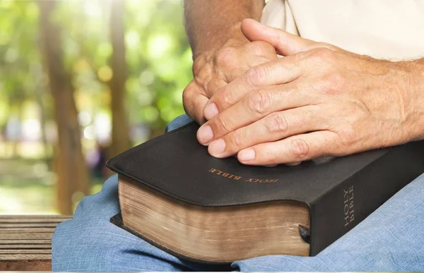 Homem com Bíblia Sagrada — Fotografia de Stock
