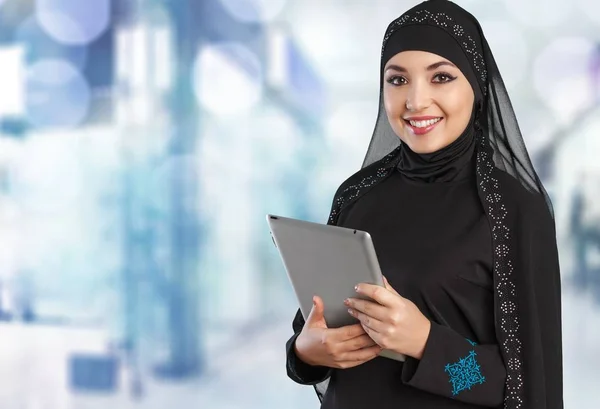 Muda arabian wanita dengan tablet — Stok Foto