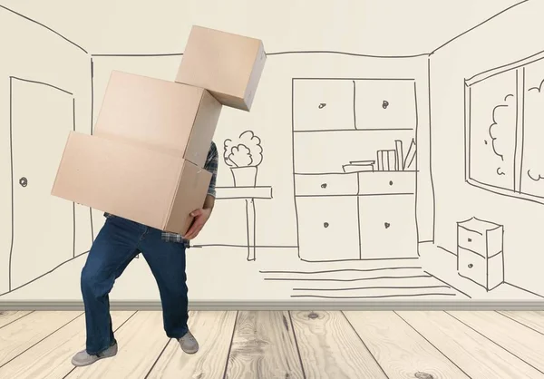 Man met vakken op kamer — Stockfoto