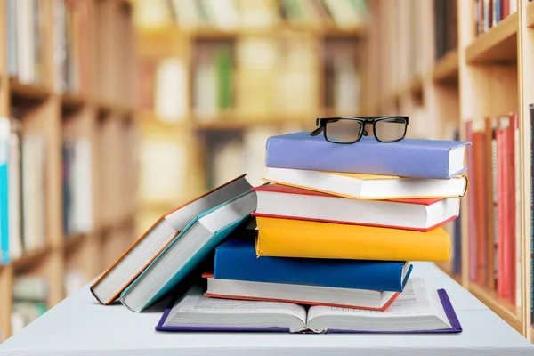 Livros e óculos no fundo da mesa — Fotografia de Stock