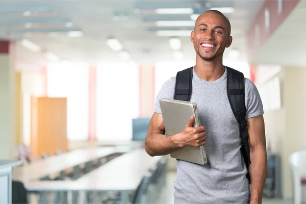 Estudante segurando notebook e sorriso — Fotografia de Stock
