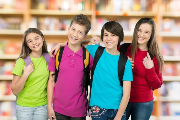 Freundliche Schulkinder mit Rucksäcken — Stockfoto