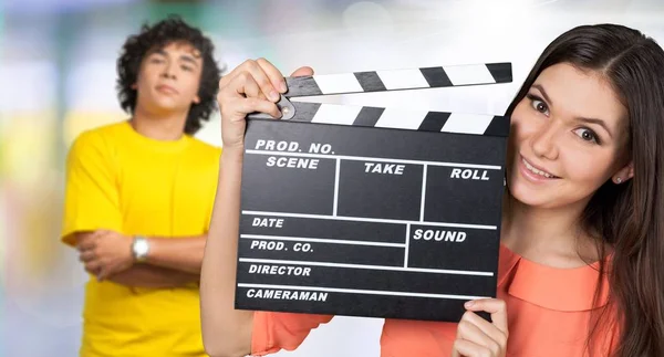 Jonge vrouw met cinema klepel — Stockfoto