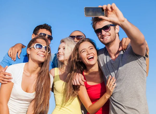 Venner som får selfie på stranden – stockfoto