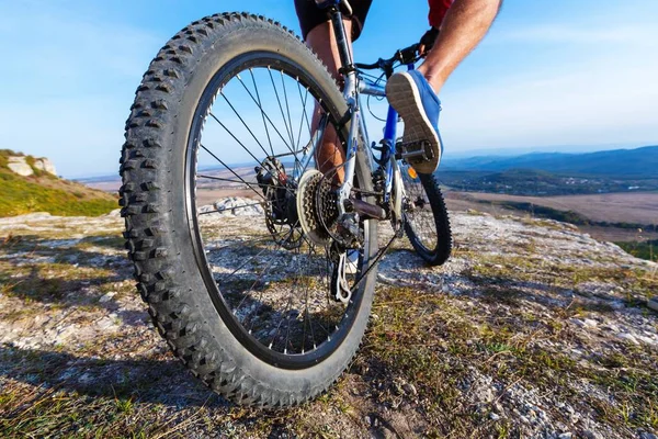 Piernas de hombre deportivo con bicicleta —  Fotos de Stock