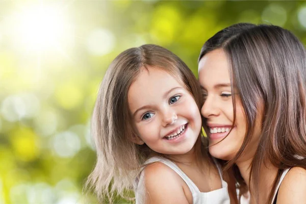 Mutter und Tochter umarmen — Stockfoto