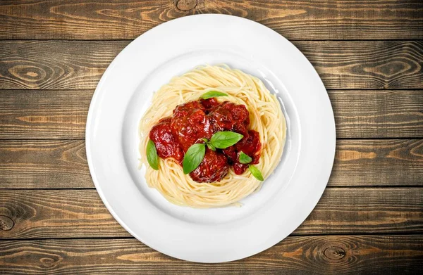 Deliziosa pasta su piatto bianco — Foto Stock