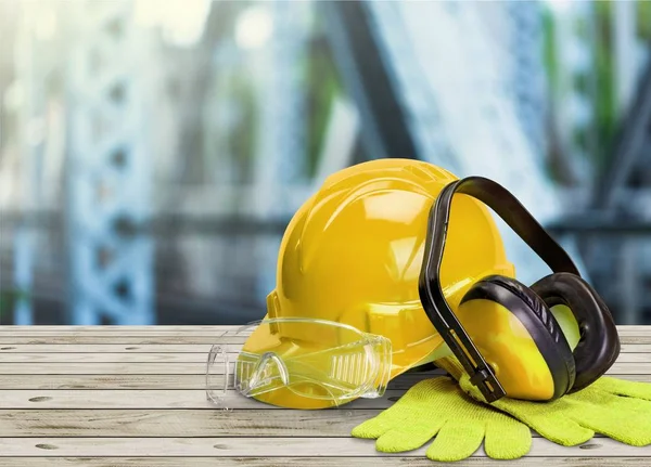 Casco de seguridad con auriculares y gafas —  Fotos de Stock