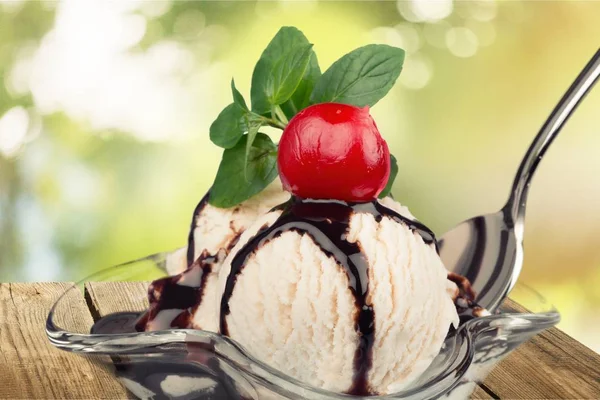 Glass med choklad och körsbär — Stockfoto