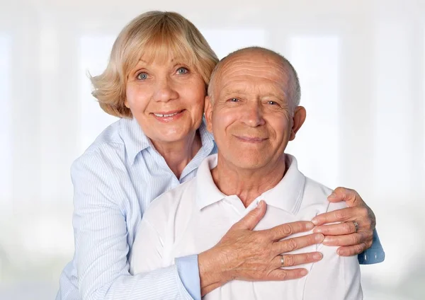 Elderly couple hugging — Stock Photo, Image