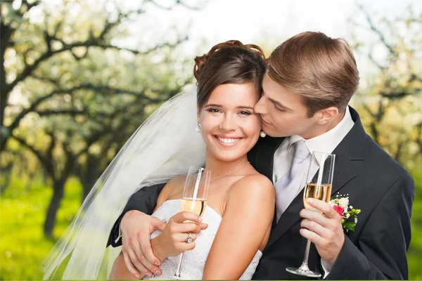 Casal de casamento segurando copos de champanhe — Fotografia de Stock