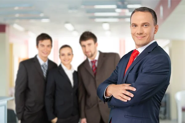 Hombre de negocios guapo con las manos cruzadas —  Fotos de Stock