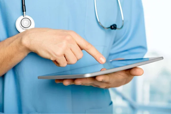 Arzt arbeitet mit Tablet-PC — Stockfoto