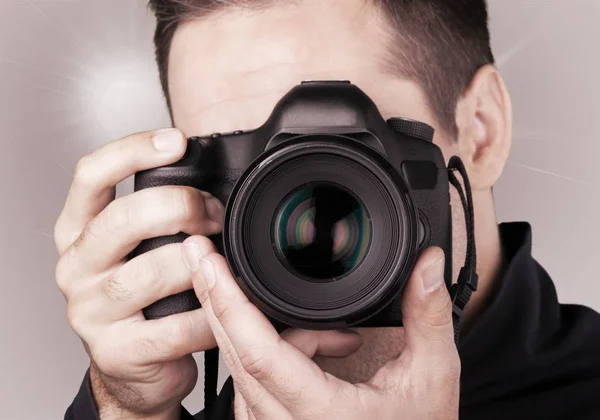 Fotógrafo mirando a través de la cámara — Foto de Stock