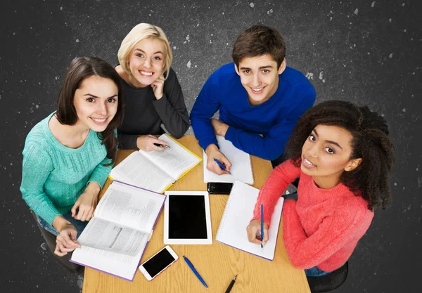 Giovani studenti che studiano — Foto Stock