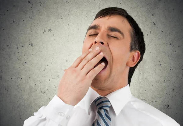 Cansado, bostezando joven empresario —  Fotos de Stock