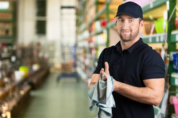 Portret van vrolijke knappe mechanic — Stockfoto