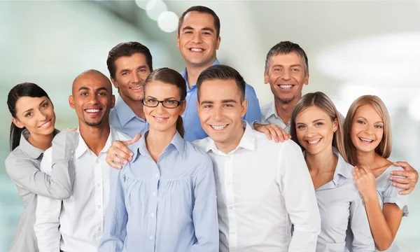 Jóvenes empresarios sonrientes —  Fotos de Stock