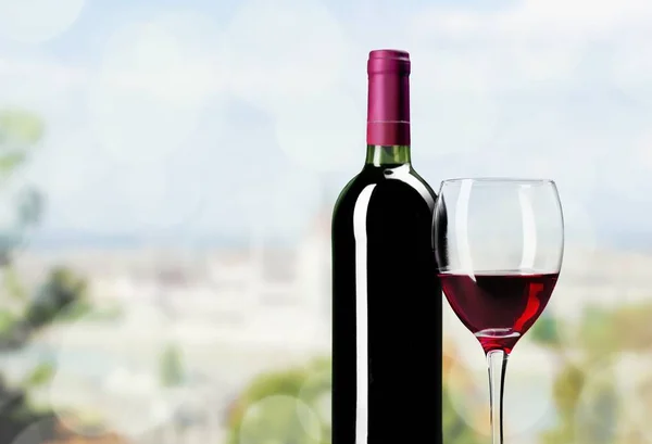Czerwone wino i szkła — Zdjęcie stockowe