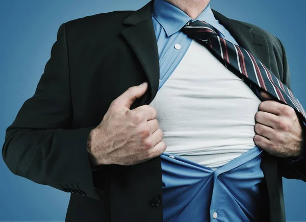 Uomo d'affari si strappa la camicia addosso — Foto Stock