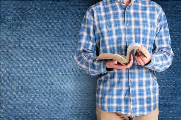 Mano de hombre sosteniendo la Santa Biblia — Foto de Stock