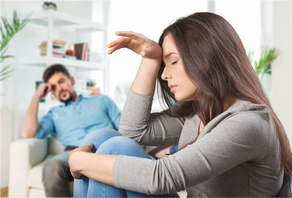 Triste jovem casal — Fotografia de Stock