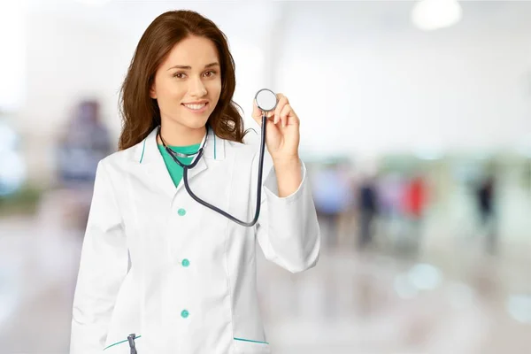 Žena lékař se stetoskopem — Stock fotografie