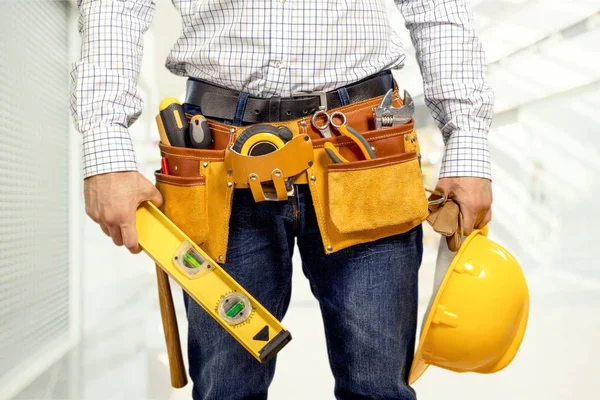 Trabajador con cinturón de herramientas —  Fotos de Stock