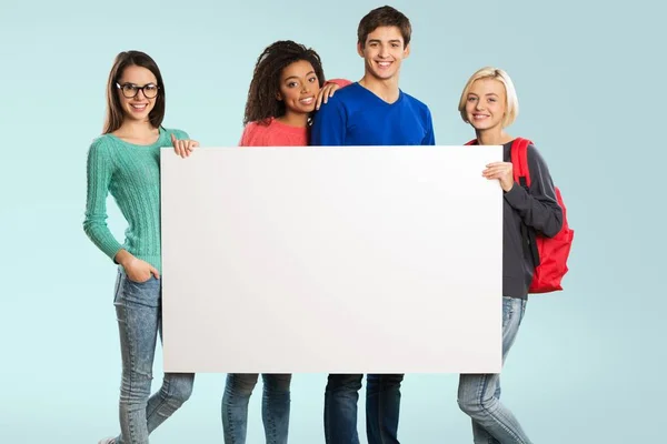 Estudiantes con signo en blanco — Foto de Stock