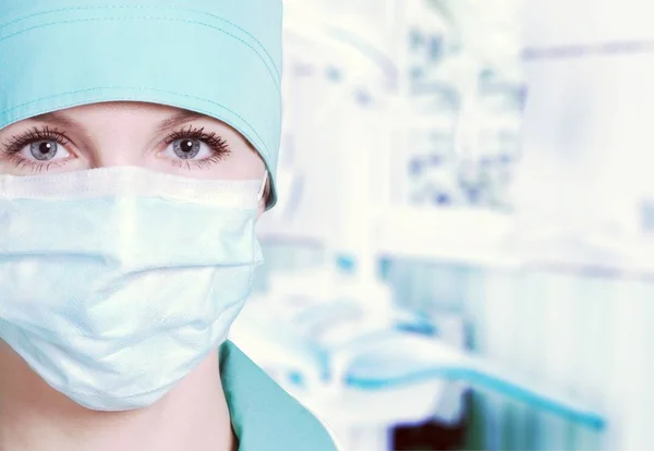 Médico joven en uniforme — Foto de Stock