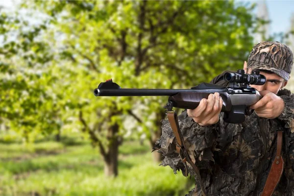 Mann benutzte Waffe im Wald — Stockfoto