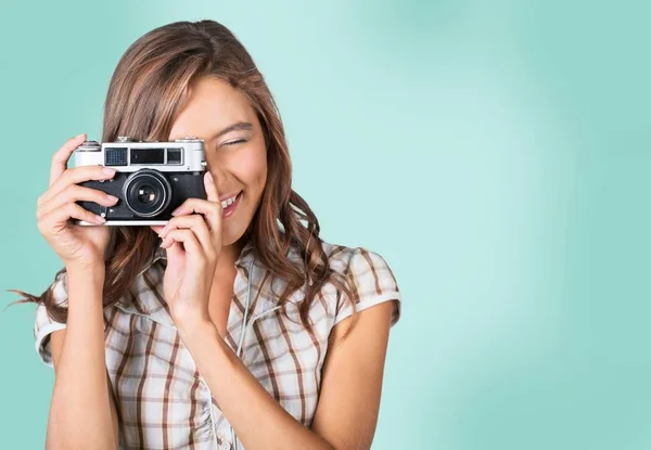 Bella donna con macchina fotografica — Foto Stock
