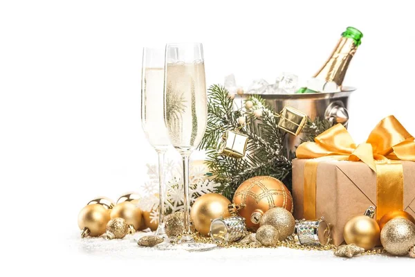 Verres de champagne et cadeaux — Photo