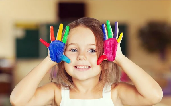 Niña mostrando las manos pintadas —  Fotos de Stock