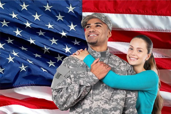 Soldado sonriente con su esposa — Foto de Stock